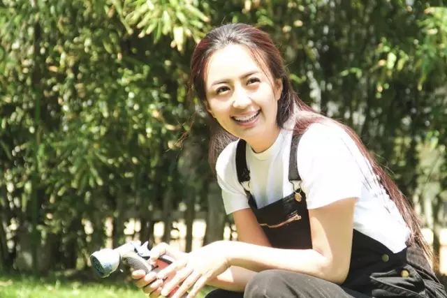 她曾是央视最美主持,茹素10余年,如今年近50依然美如少女!-图片1